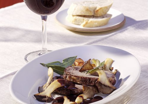 Wildschweinbraten mit Pilzen