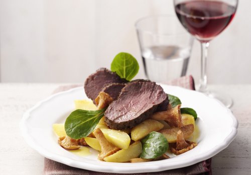 Bratkartoffelsalat mit Rehfilet und Pfifferlingen