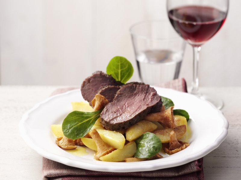 Bratkartoffelsalat mit Rehfilet und Pfifferlingen
